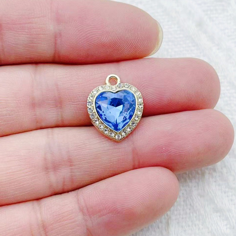 10個のハート型のカラフルな宝石が象嵌されたペンダント、新鮮 - Jewelry Making Diy のレビューと価格