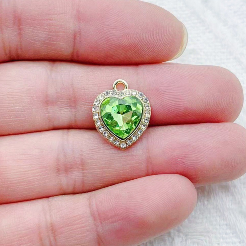 10個のハート型のカラフルな宝石が象嵌されたペンダント、新鮮 - Jewelry Making Diy のレビューと価格